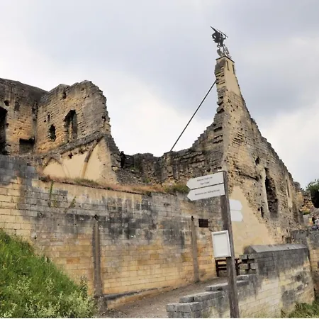 לינה וארוחת בוקר De La Ruine 2*